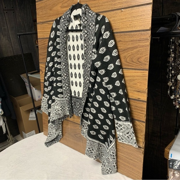 Jeans by Buffalo open front Black and White Patterned Women's Sweater size small - Picture 7 of 8